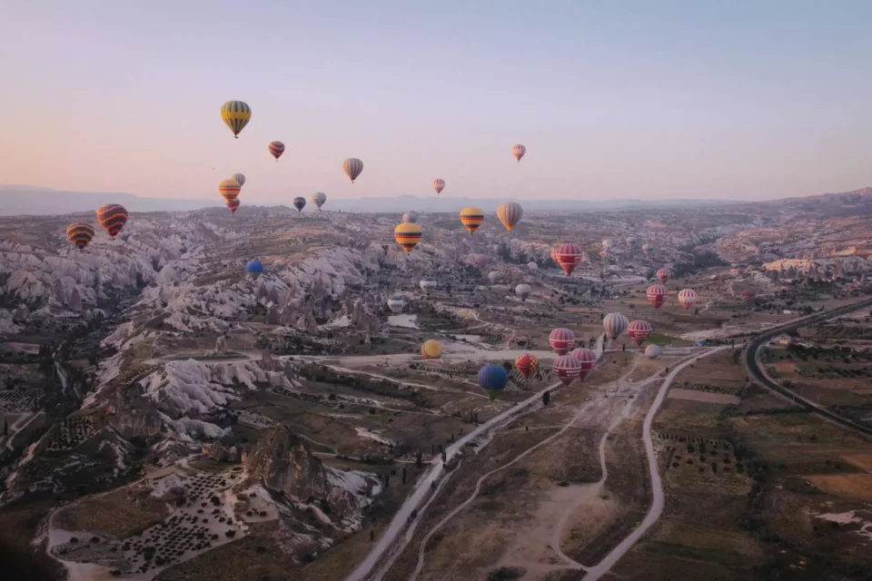 A view of hot air balloons in the sky every Turkish expat can see after using a reliable overseas moving company's services