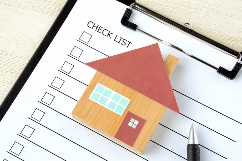 Checklist with house 
